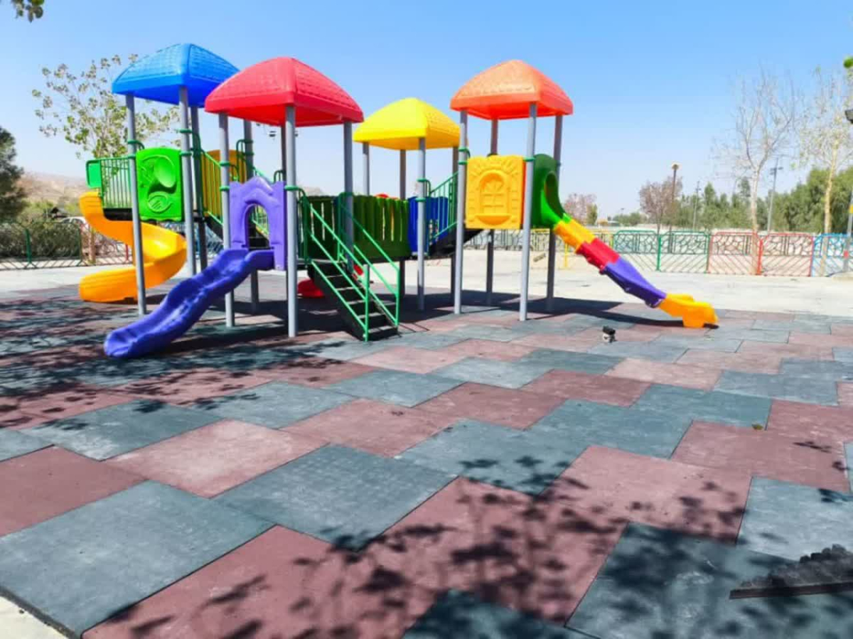 نصب تجهیزات بازی کودکان در ۵ بوستان منطقه۲ قم